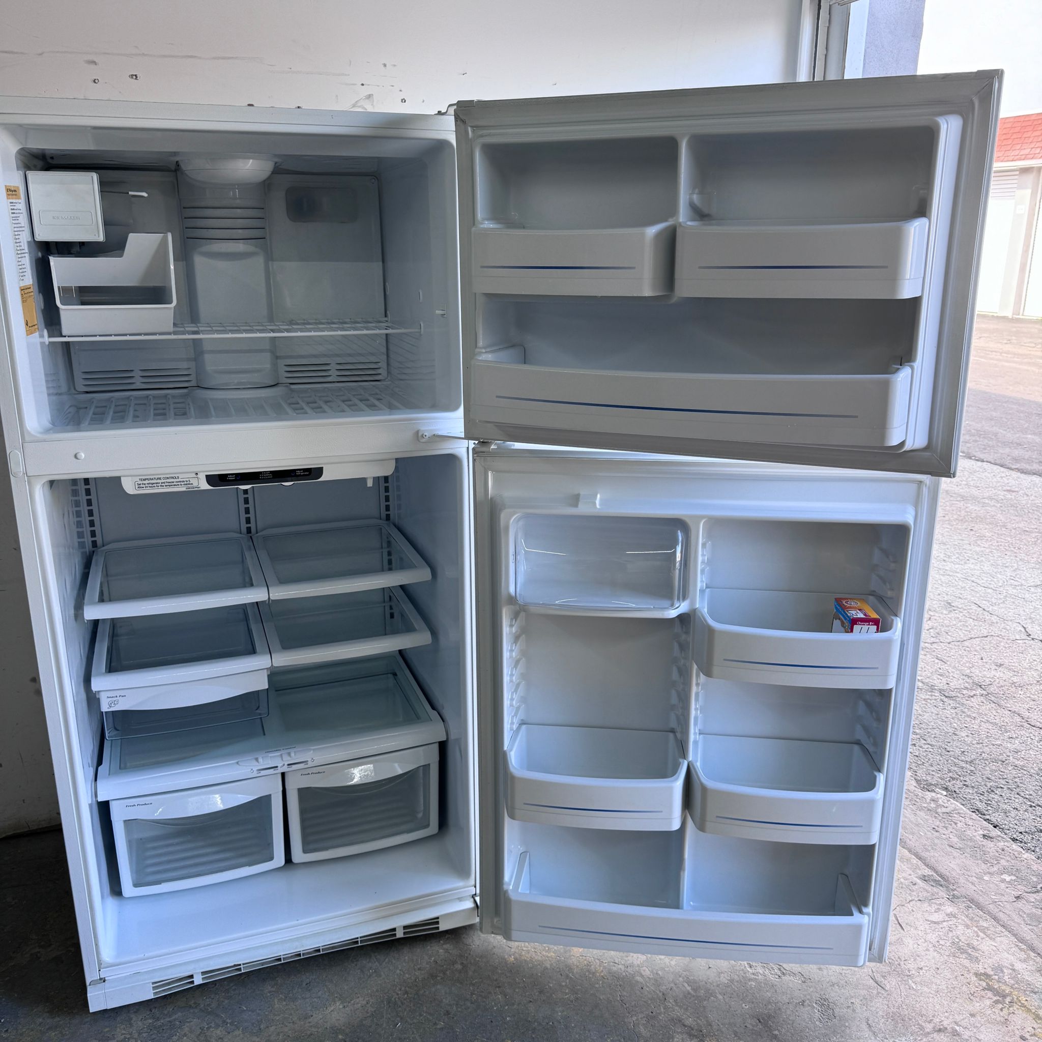 GE Top and Bottom Refrigerator GE Top and Bottom Refrigerator